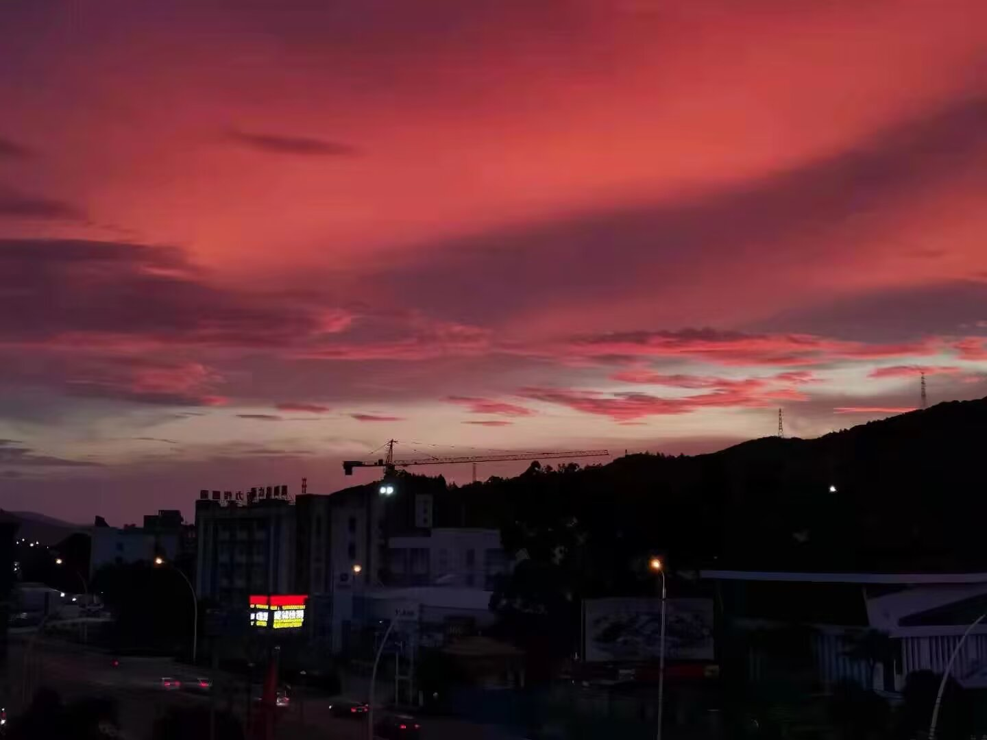 夕阳西沉,将整片天空都醉成一片