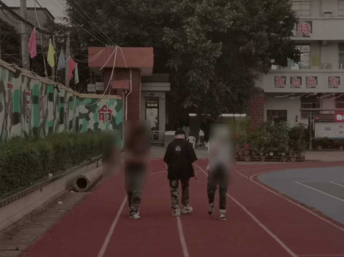 刚进去的时候 我们都好小