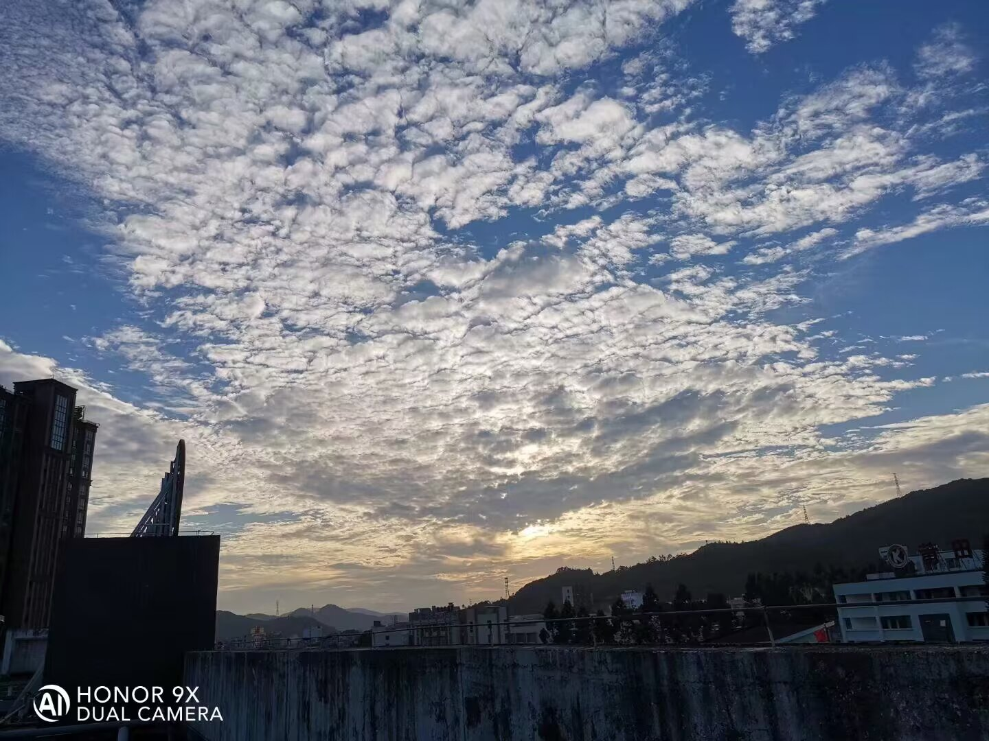 哈哈哈,逃课没地方去,跑到顶楼看风景