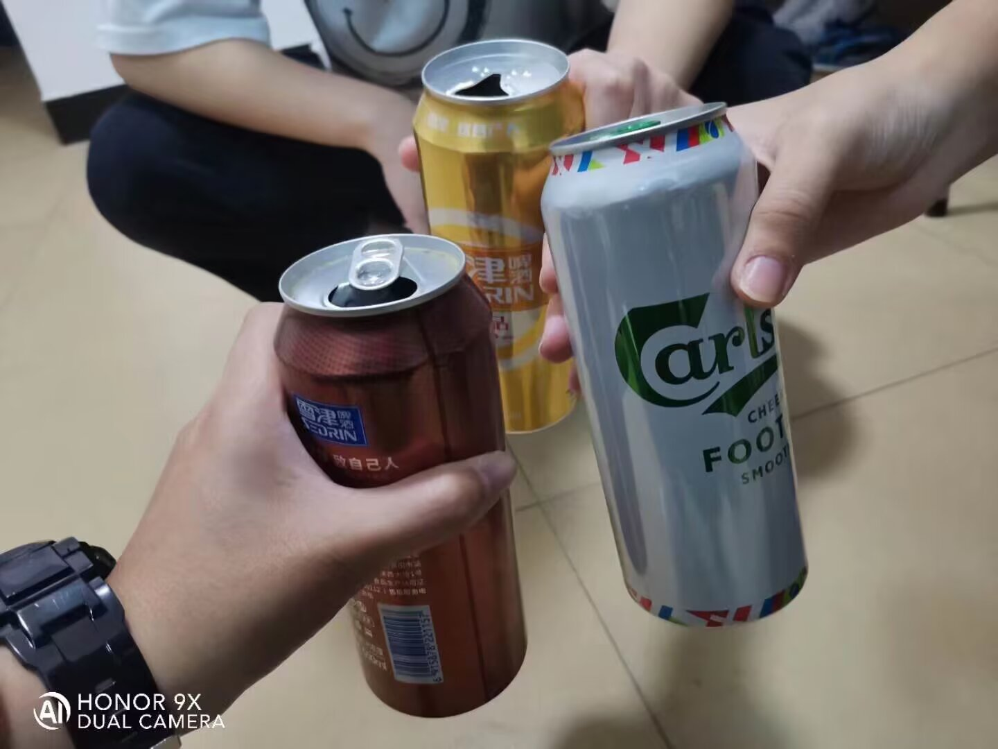 隔周,又带了酒回宿舍,被教官抓到。一半进肚子,一半进下水道