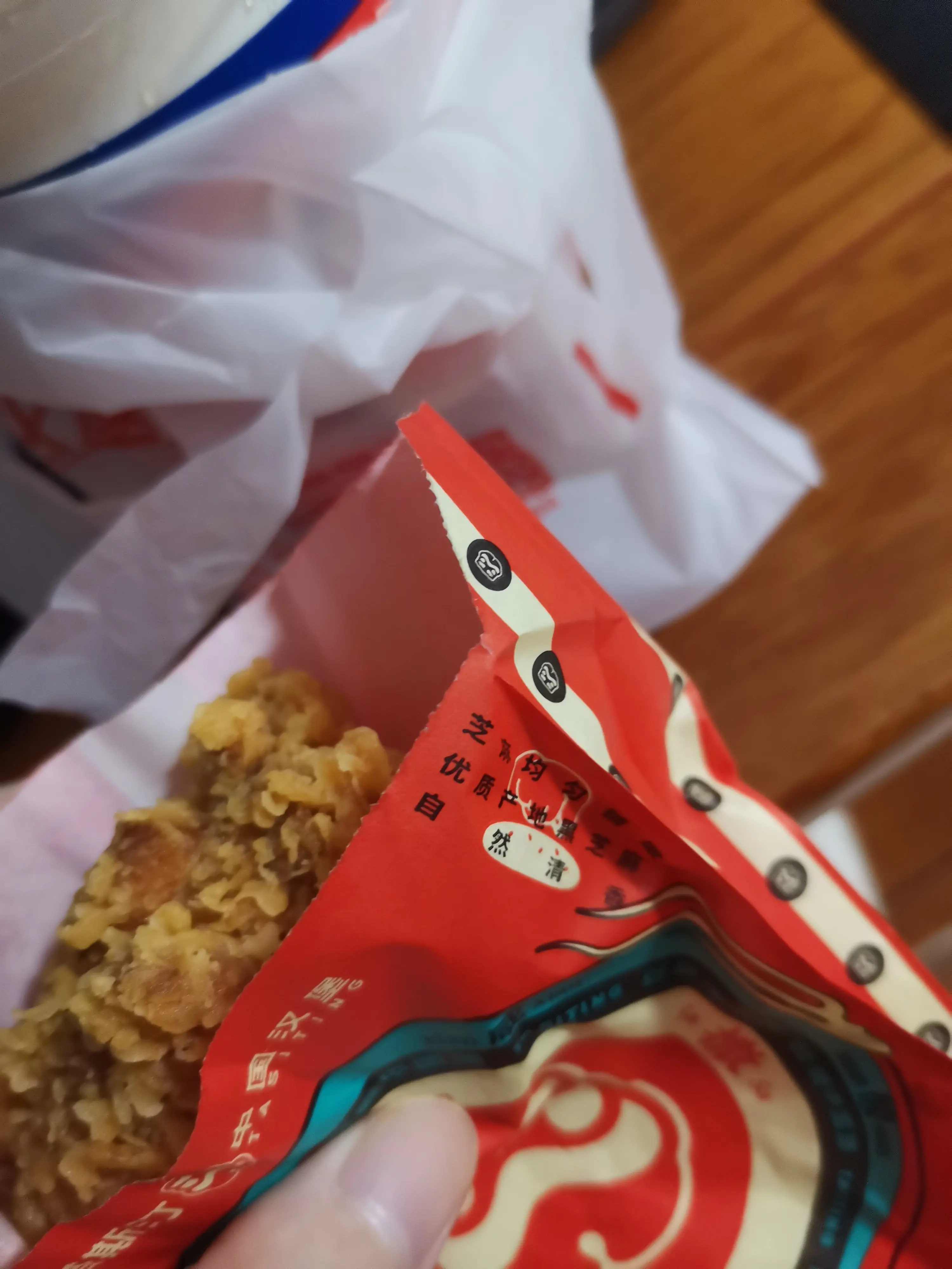 和母亲一起吃快餐